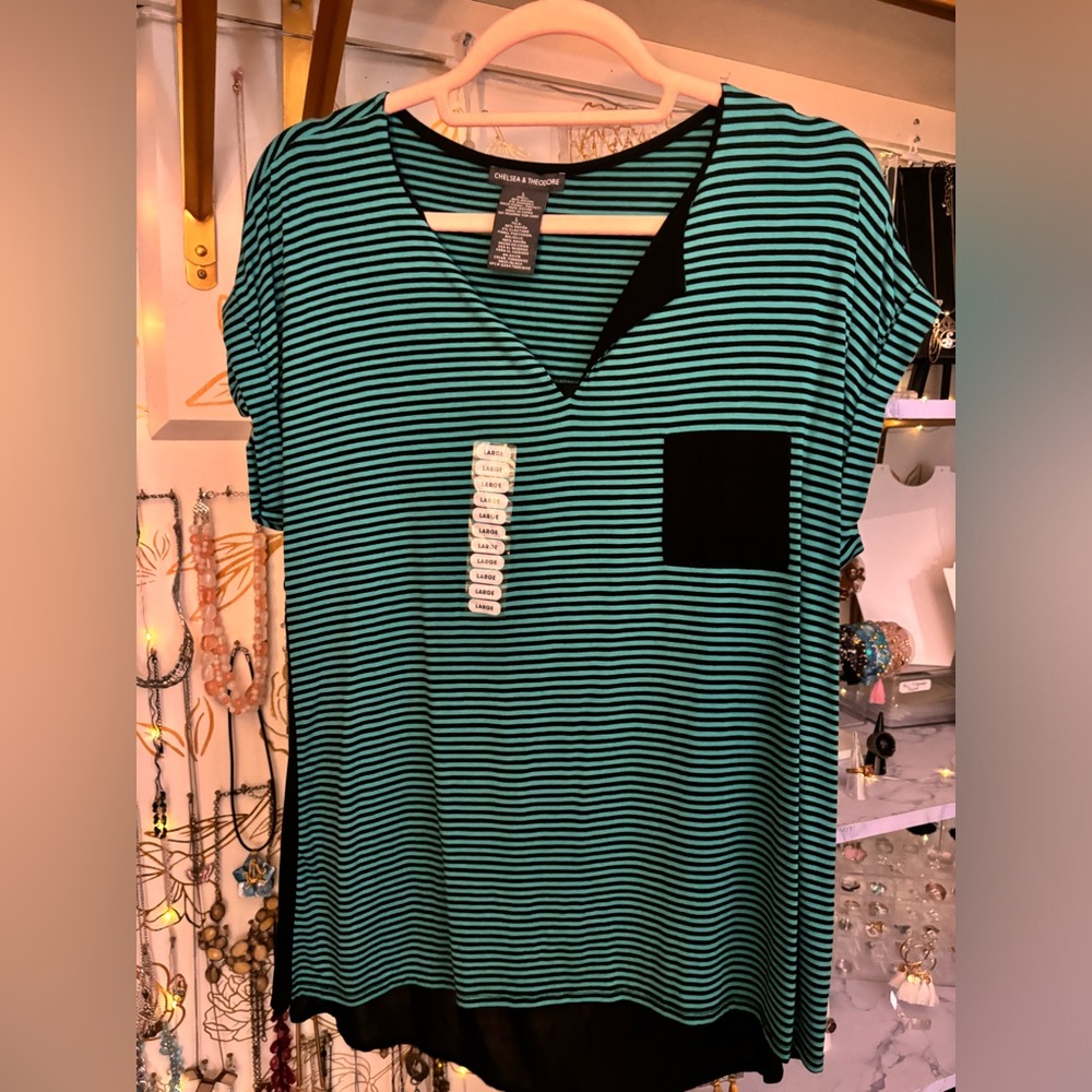 NWT Chelsea & Theodore T-shirt Large